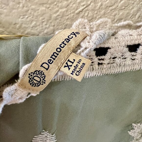 🌿 Democracy Sage Green Embroidered Lace Top – Size XL - Picture 4 of 5